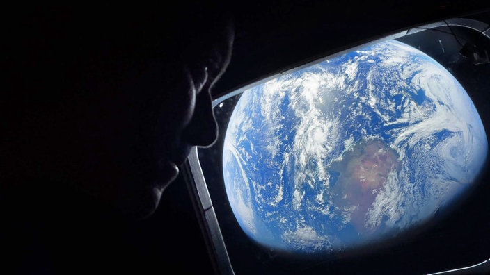 Kommandant Reid Wiseman schaut aus dem Hauptkabeninenfenster der Orion Raumkapsel