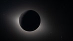 Foto aus der Orion Raumkapsel zeigt den Mond, der die Sonne vollständig verdeckt