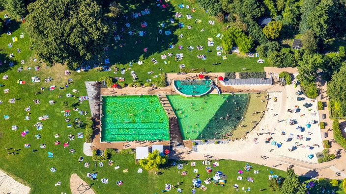 Luftaufnahme des Freibades " Naturfreibad Froschloch " in Dortmund im Bundesland Nordrhein-Westfalen