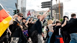 Teilnehmer einer Nazi-Demonstration der so genannten Deutschen Jugend Voran (DJV) in Berlin-Mitte