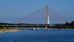 Die Fleher Brücke zwischen Neuss und Düsseldorf
