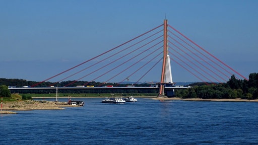 Die Fleher Brücke zwischen Neuss und Düsseldorf