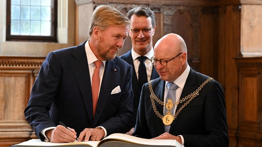 Der niederländische König Willem-Alexander mit Ministerpräsident Hendrik Wüst und Bürgermeister von Münster Markus Lewe