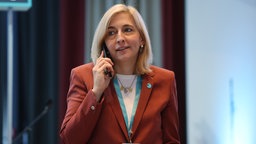 Nina Warken am Telefon bei einer CDU Konferenz in Berlin