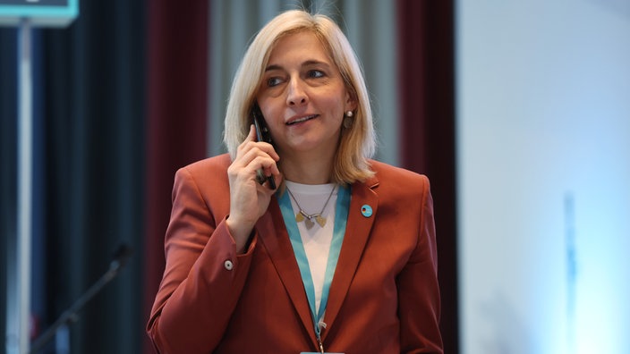Nina Warken am Telefon bei einer CDU Konferenz in Berlin