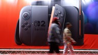 Besucher laufen an einem Werbeschild der neuen Nintendo Switch 2 in London vorbei