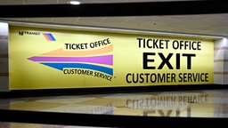 Blick auf die Beschilderung von NJ Transit in der Penn Station, New York
