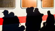 Flüchtlinge vor der Bahn