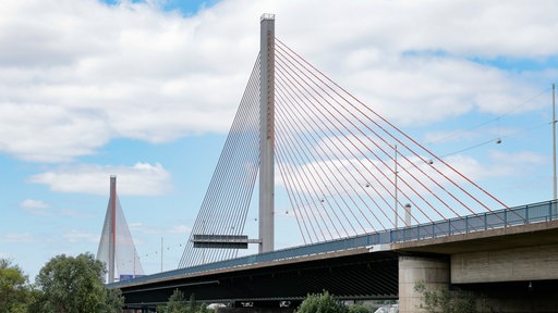Gesperrte Friedrich-Ebert-Bruecke/Nordbruecke in Bonn
