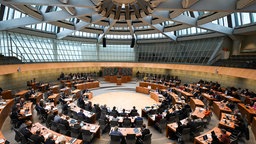  Der nordrhein-westfälische Landtag debattiert im Plenum