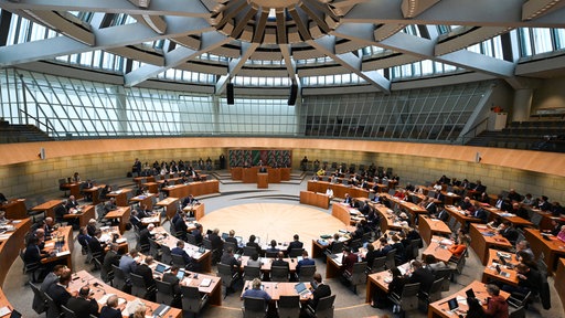  Der nordrhein-westfälische Landtag debattiert im Plenum