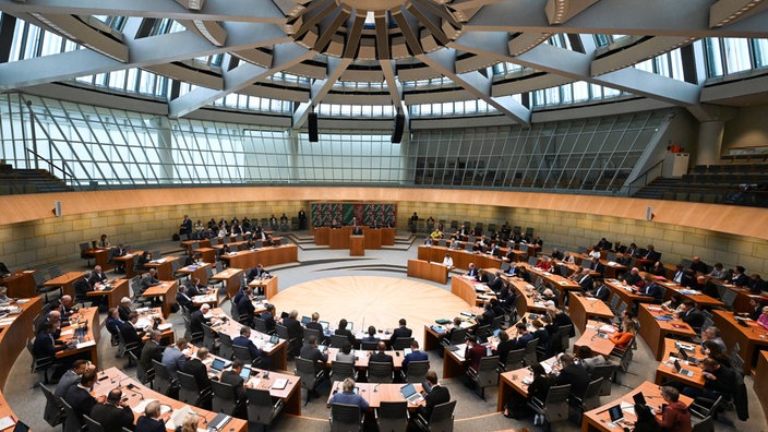  Der nordrhein-westfälische Landtag debattiert im Plenum