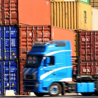 Am Containerhafen in Duisburg Ruhrort werden Container verladen.