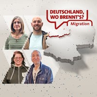 Zwei Männer und zwei Frauen lächeln in die Kamera. Daneben der rote Schriftzug: Deutschland, wo brennt's? Migration