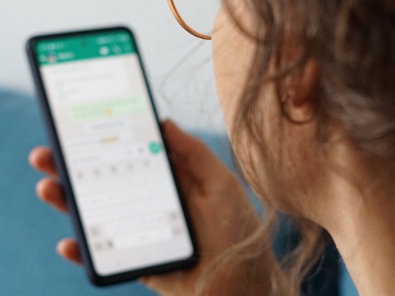 Junge WhatsApp-Nutzerin chattet.