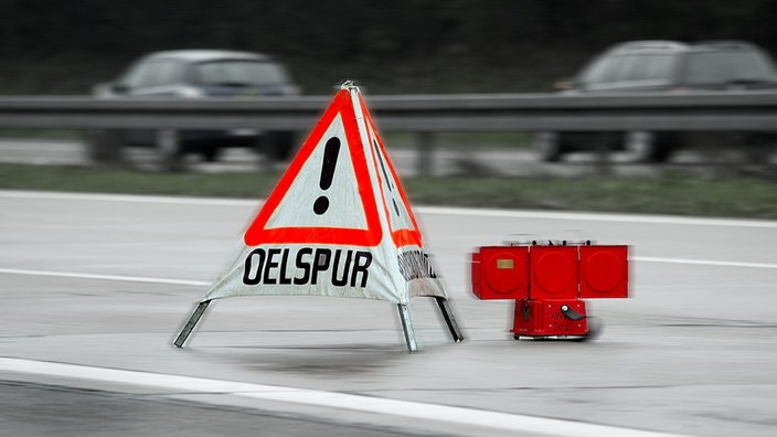 ARchiv/Symbolbild: Warnschild mit Hinweis auf eine Ölspur