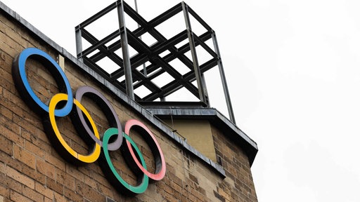 Olympische Ringe sind an der Fassade des Sport- und Olympiamuseums in Köln zu sehen