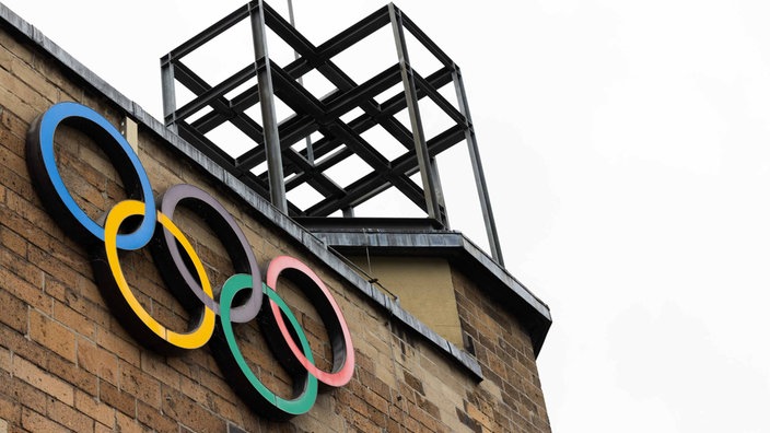 Olympische Ringe sind an der Fassade des Sport- und Olympiamuseums in Köln zu sehen