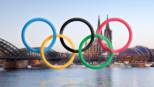 Olympische Ringe vor der Kölner Skyline
