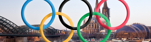 Olympische Ringe vor der Kölner Skyline