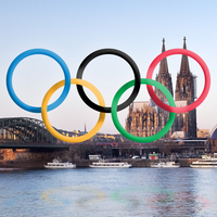 Olympische Ringe vor der Kölner Skyline