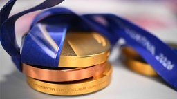 Die drei Goldmedaillen und die Bronzemedaille von Quentin Fillon Maillet
