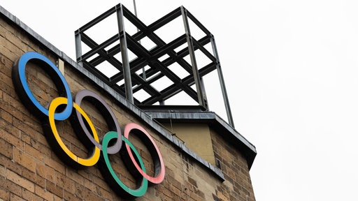 Olympische Ringe an der Fassade des Sport- und Olympiamuseums