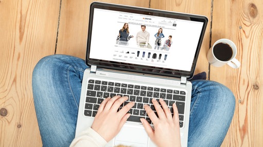 Onlineshopping mit Laptop