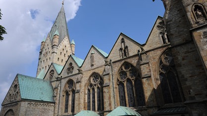 Paderborner Dom mit blauem Himmel im Hintergrund