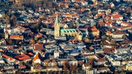 Der Paderborner Dom im Stadtzentrum aus der Luft