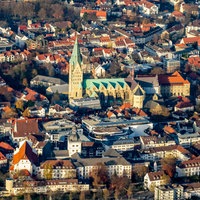 Der Paderborner Dom im Stadtzentrum aus der Luft
