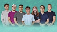 Collage von jungen Menschen, die in die Kamera blicken, vor einem Tarnfleck-Muster im Hintergrund