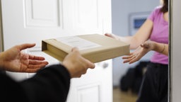Ein Paket wird an einer Person übergeben 