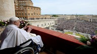 Papst Franziskus streckt segnet die Gläubigen auf dem Petersplatz
