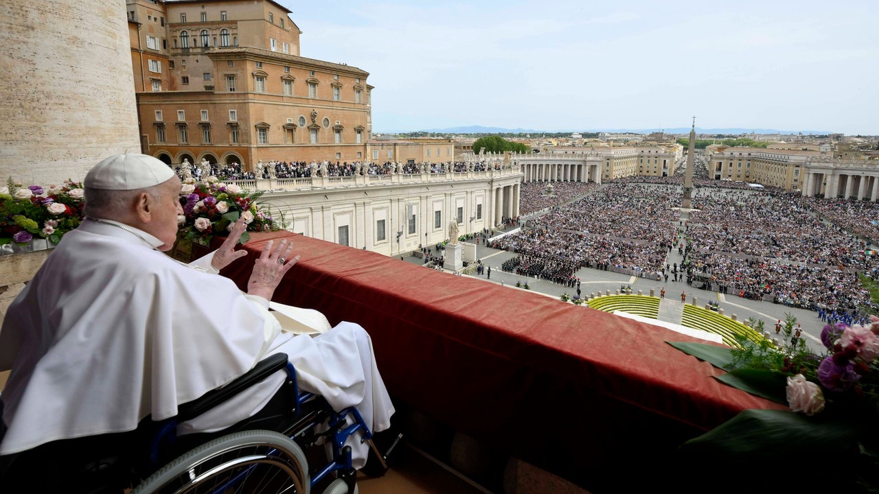 Papst Franziskus streckt segnet die Gläubigen auf dem Petersplatz