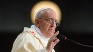 Papst Franziskus spricht während einer Heiligen Messe auf dem Weltjugendtag am 27.07.2013