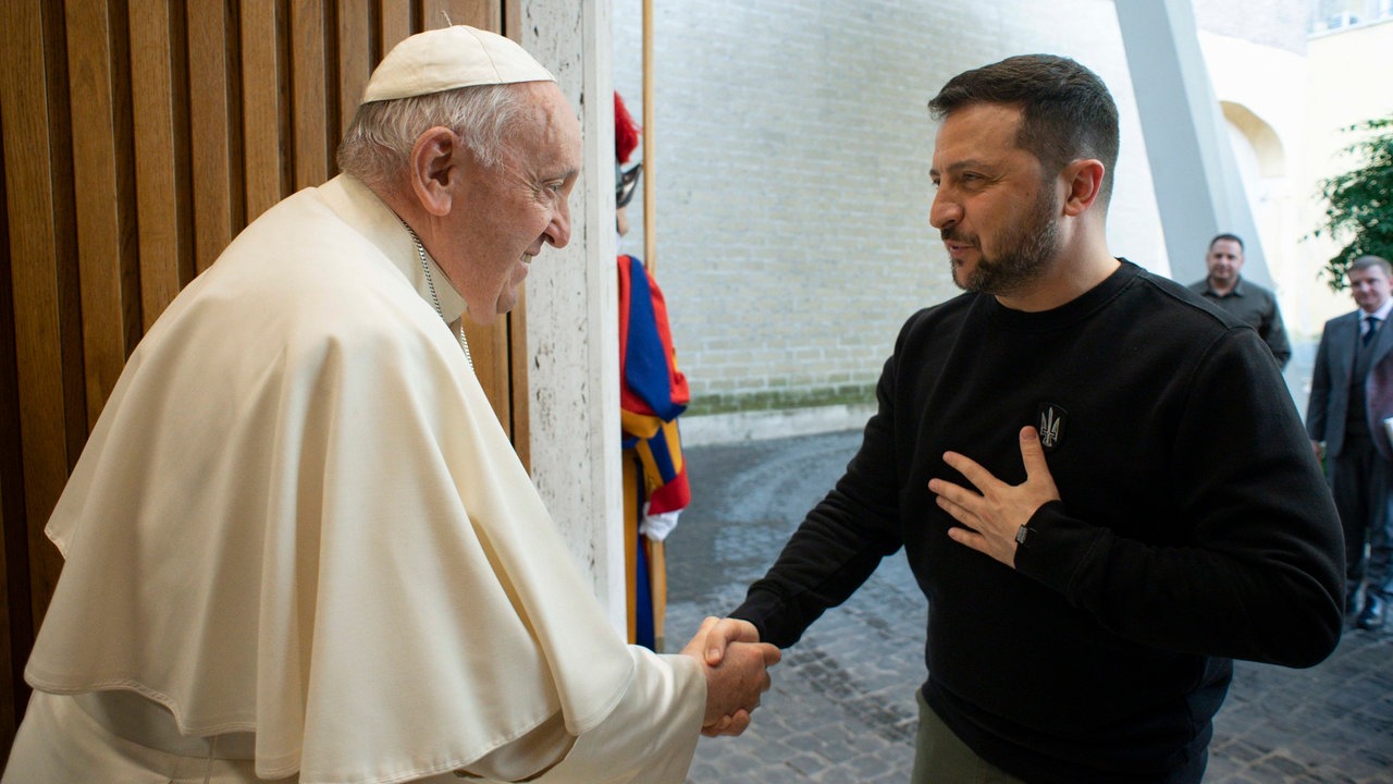 Der ukrainische Präsident Wolodymyr Selenskyj schüttelt am 13.05.2023 im Vatikan Papst Franziskus die Hand.