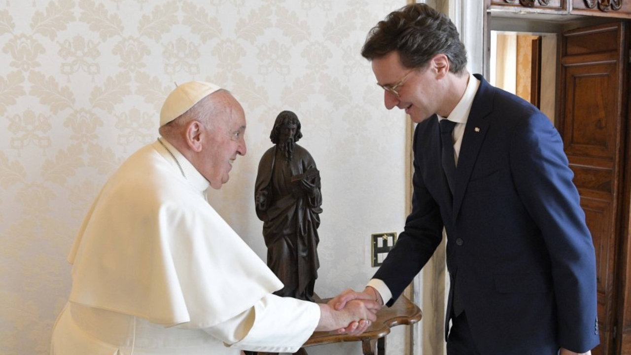 Ministerpräsident Hendrik Wüst Rschüttelt Papst Franziskus die Hand