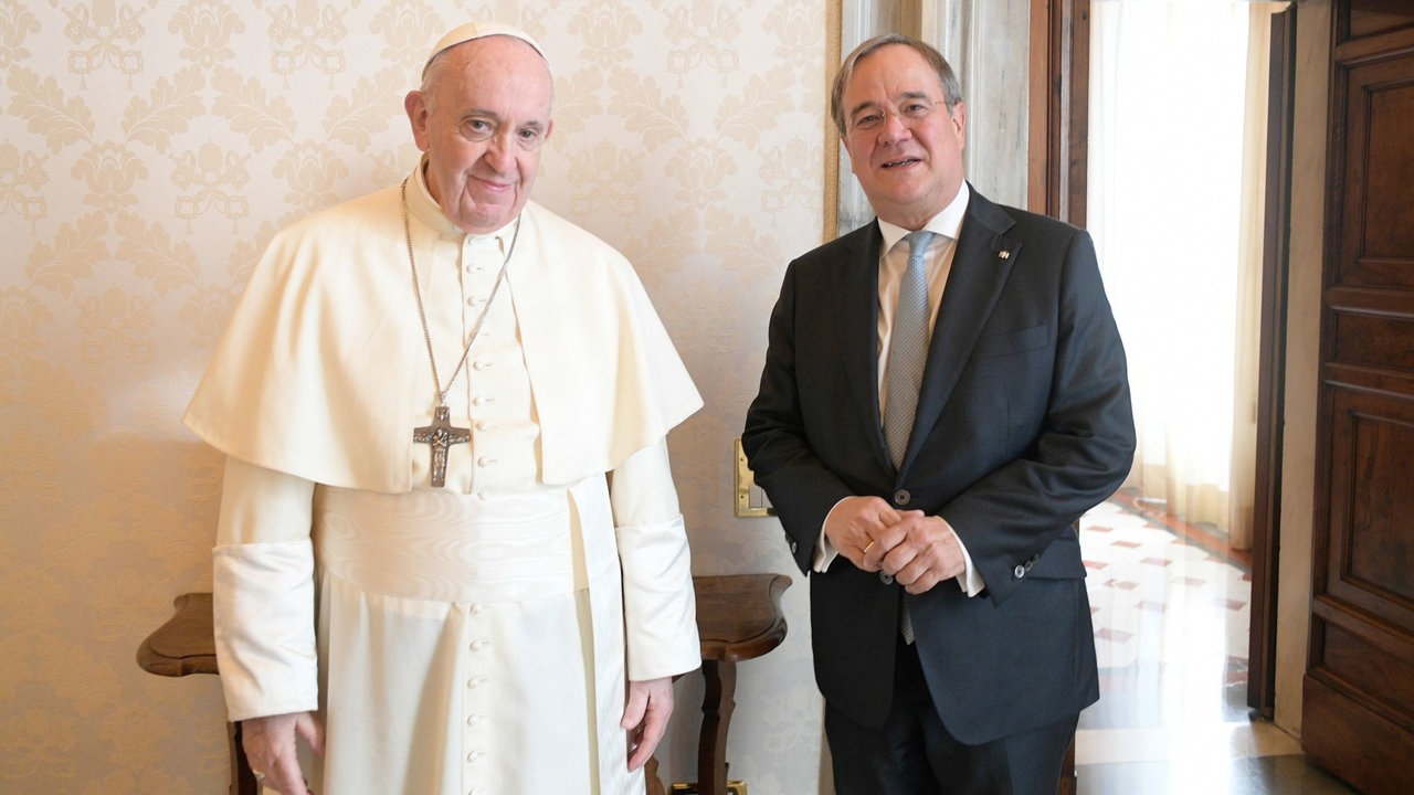 Ministerpräsident von Nordrhein-Westfalen, steht während einer Privataudienz neben Papst Franziskus