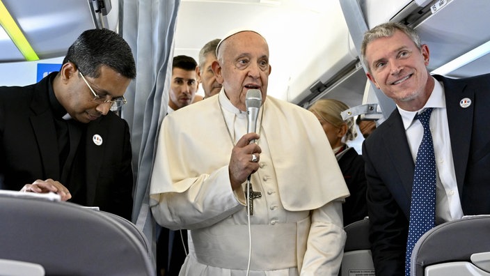 Papst Franziskus auf dem Flug von 
