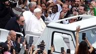 Papst Franziskus auf dem Papamobil besichtigt den Platz am Ende der Heiligen Messe am Ostersonntag und der Segnung Urbi et Orbi auf dem Petersplatz im Vatikan am 20. April 2025.