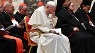 Papst Franziskus hält seine Hand vor sein Gesicht bei einem Bußgottesdienst zum Thema Missbrauch