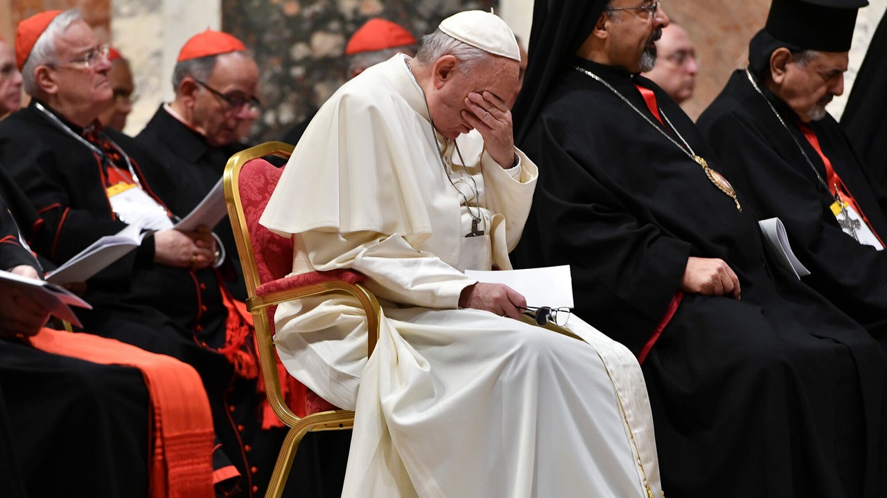 Papst Franziskus hält seine Hand vor sein Gesicht bei einem Bußgottesdienst zum Thema Missbrauch