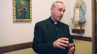 Papst Franziskus in schwarzer Kleidung