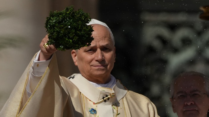 Papst Leo XIV. steht der Ostermesse auf dem Petersplatz vor