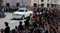 Der Sarg von Papst Franziskus verlässt in einem umgebauten Papamobil den Vatikan in Richtung der Basilika Santa Maria Maggiore wo er zur ewigen Ruhe gebetet wird.