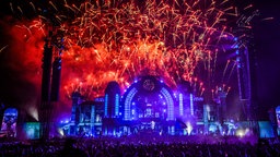 Feuerwerk beim Auftritt von DJ Timmy Trumpet an der Mainstage beim Parookaville-Festival 2025 in Weeze