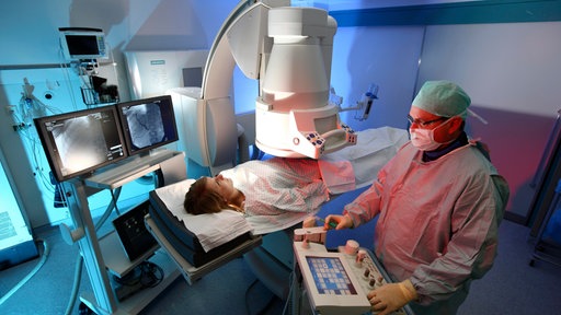 Untersuchung an Patientin in der Radiologie 
