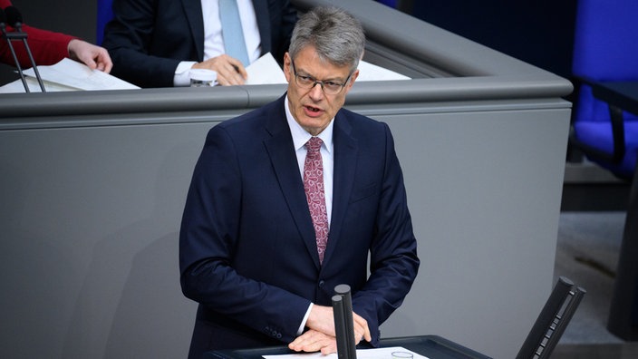 Patrick Schnieder am Rednerpult des Deutschen Bundestags 