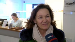 Eine Frau lächelt in die Kamera